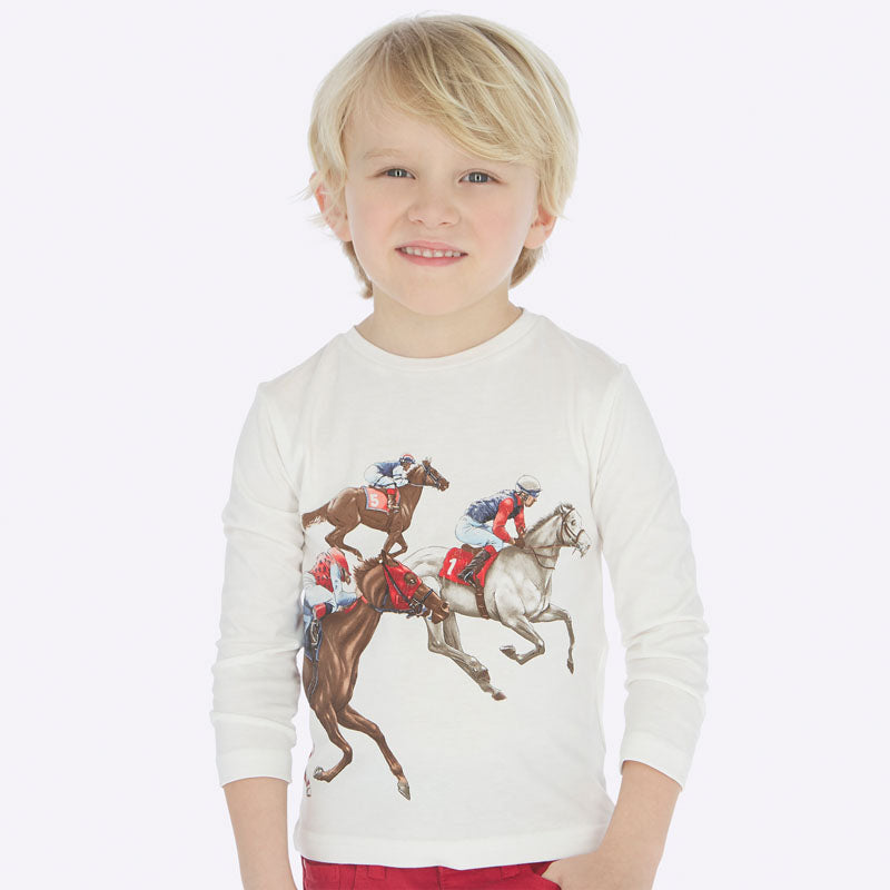 Camiseta de manga larga para niño. Cuello redondo. Tejido 100% algodón. Elementos de adorno: dibujo en la parte frontal y trasera de la prenda de carrera de caballos. Lavar a maquina 30 grados.  Art . 19-04023-020  Color: Nata-rojo