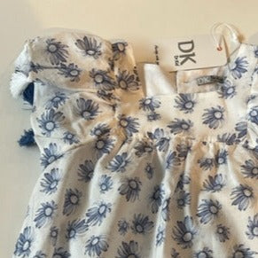 Top niña estampado de margaritas azules con manga volante "Menina" . Dr Kid